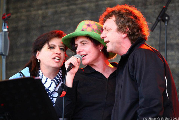 555933_409929282386348_134207396_n