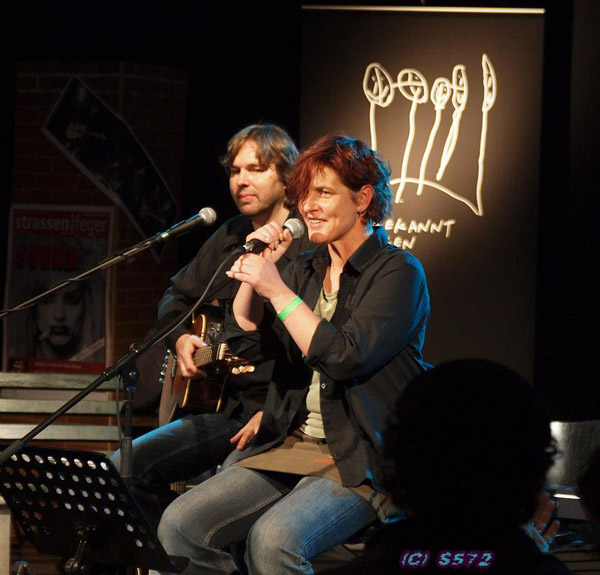 216019_298399553601178_1610150371_n