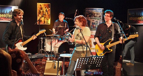 391513_298399446934522_655000393_n