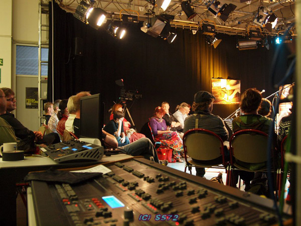 551581_298397853601348_574877564_n