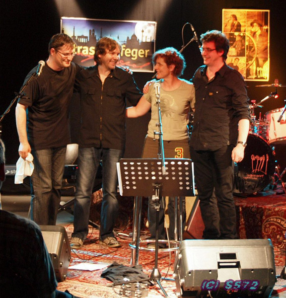 579890_298399180267882_993436034_n